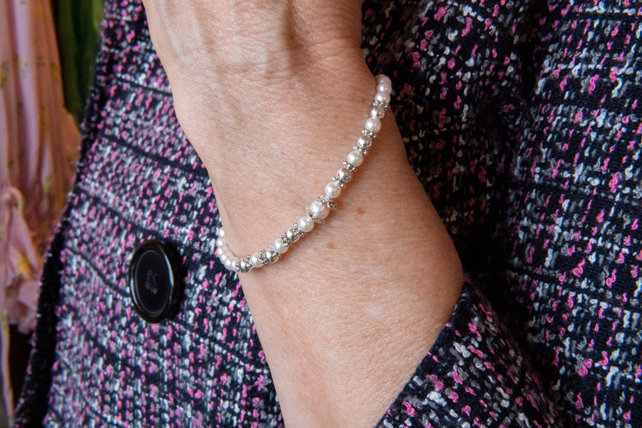 Pearl and silver bead stretch bracelet on woman