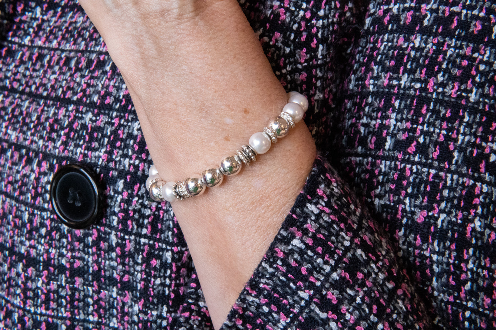 Pearl and silver bead stretch bracelet on woman