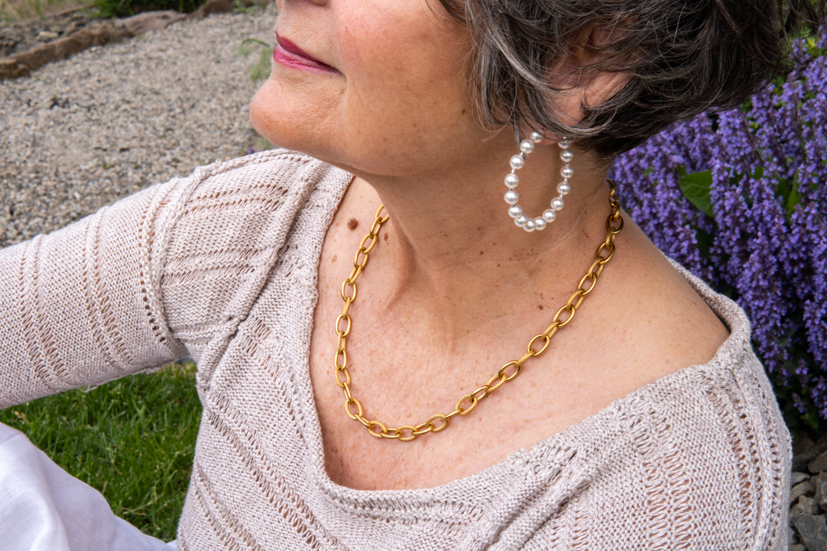 Gold necklace with pearl accent