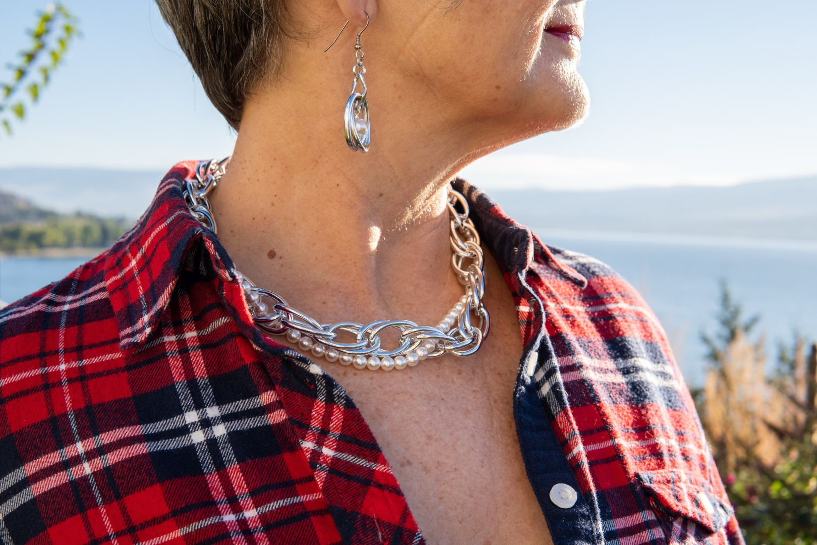 Silver aluminum and pearl necklace