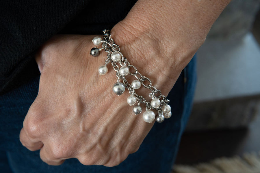 White & grey pearl bracelet